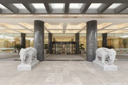 Shanghai Huayi Renjoy Hotel Отели рядом с достопримечательностью «Er Yan Temple»