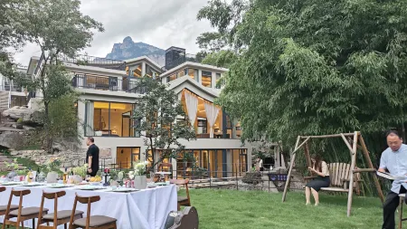 Shuiquan Yingyue Homestay (Huixian Baligou Branch) Отели рядом с достопримечательностью «Jiulian Mountain Scenic Area»