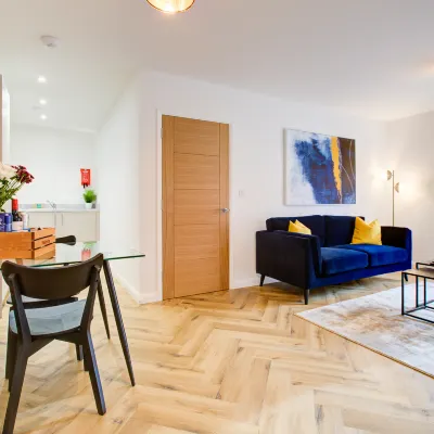 Hybrid Resi - Mitcham Close to Tooting and Wimbledon Hotels near Norbury