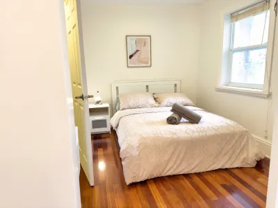 Superb 2 Bed in Plateau 10Min to Mont-Royal Metro Hotel di Plateau Mont Royal