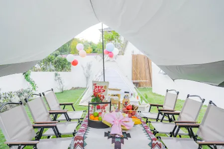 See you at first sight. Qu camping camp vacation beauty hotel Отели рядом с достопримечательностью «Yuanxiangxiaozhen Sceneic Area»