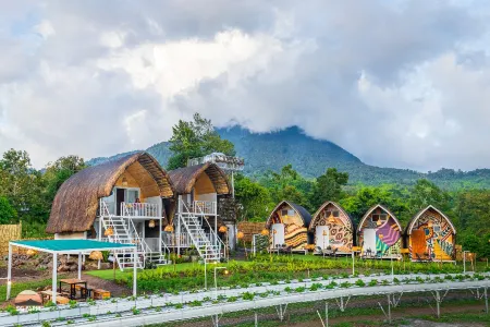 Strawberry Guyabano Farm Отели рядом с достопримечательностью «Jollibee»