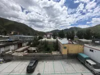 Xiahe Gesang Yunju Homestay - parking
