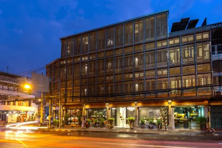 The Bridge An Eclectic Luxotel Отели рядом с достопримечательностью «S.W.A.T Chiang Mai»