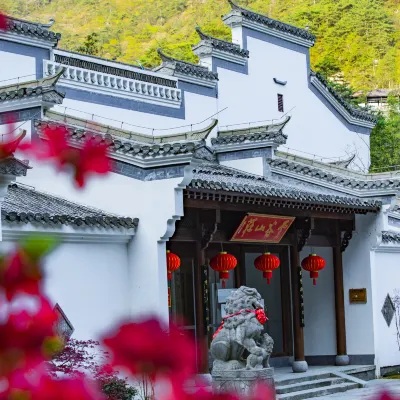 Xiangyuan Yungu Holiday Hotel Hotels near The Guest-Greeting Pine