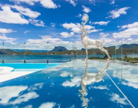 Lugu Lake Front Lake·Yueyao Lakeview Resort Hotel