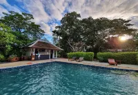 Tharaburi Resort - Pools