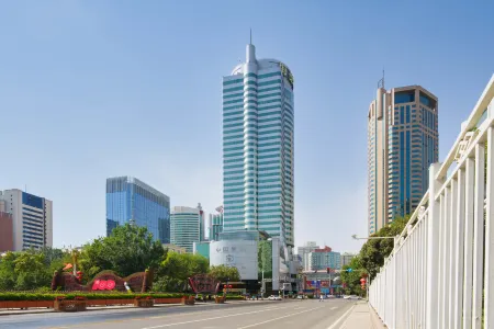 Xinda Hyde Hotel (International Bazaar Branch), Urumqi People's Square Отели рядом с достопримечательностью «Xinjiang University Gymnasium»