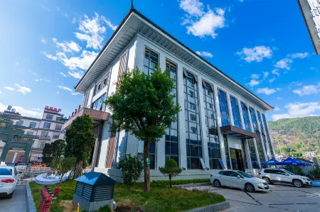 Fuqiang Grand Hotel Отели рядом с достопримечательностью «Qingniu Baima Square»