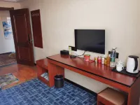 Holiday Inn 365, Luxian County - parking