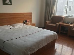 Longling Jinrui Hotel