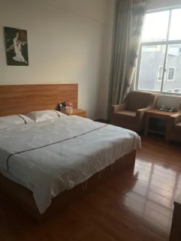 Longling Jinrui Hotel