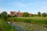 Lavish Tudor Hall & Gardens - Sleeps 14 Hotels in 