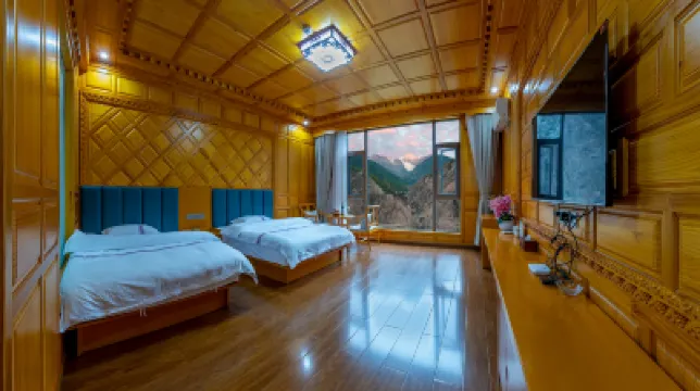 Zheshi Gongba Homestay (Meili Snow Mountain Scenic Area) Hotels near Meili Snow Mountain Lookout