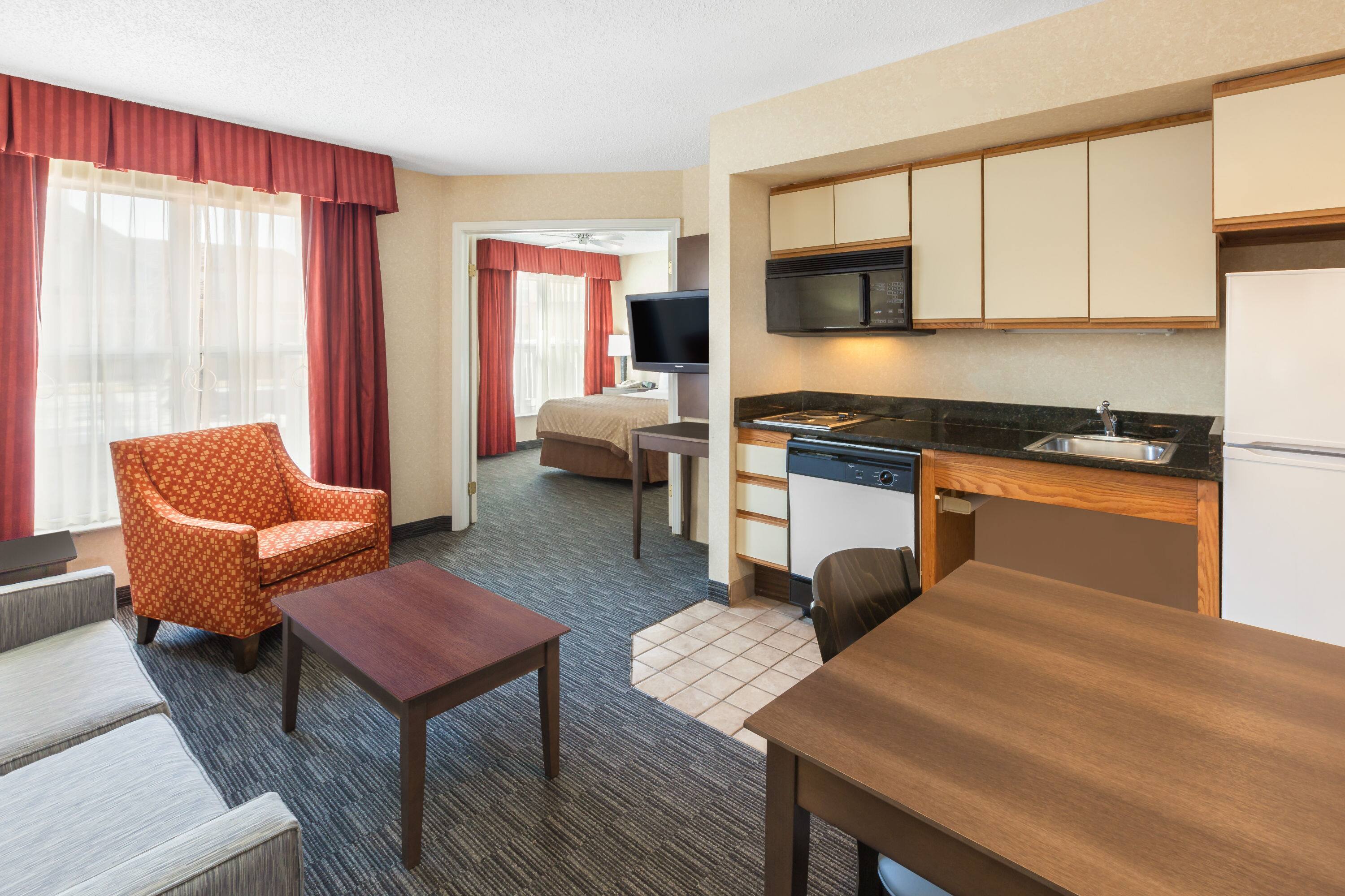 Hawthorn Suites by Wyndham Detroit Warren