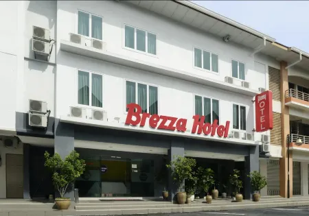 Brezza Hotel Sitiawan Отели рядом с достопримечательностью «Tua Pek Kong Temple»