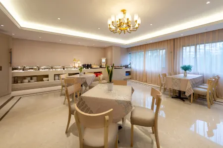 Vienna Hotel (Qingyuan Shunying Times Square City Hall Branch) Отели рядом со станцией Qingyuan Railway Station