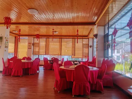 Red Land Warm Home Hostel Отели рядом с достопримечательностью «Dongchuan Red Land»