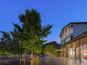Flower Building Luxury Designer Art Hotel (Nanjing Ginkgo Lake Shop)
