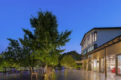 Flower Building Luxury Designer Art Hotel (Nanjing Ginkgo Lake Shop) Hotels near Shuangfan Consultation Study, Longxiang