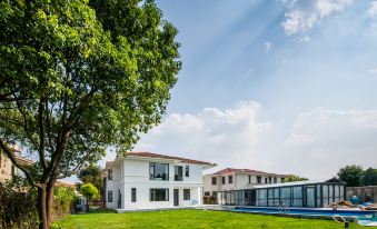 Qinyuan Lake View Pool Villa