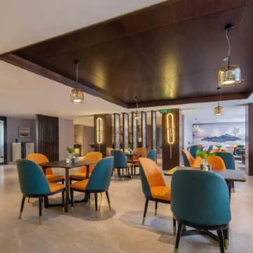 Rezen Dong Hotel (Baodingshi Chaoyang Beidajie Baobai Shopping Plaza)