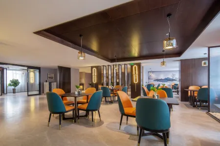 Rezen Dong Hotel (Baodingshi Chaoyang Beidajie Baobai Shopping Plaza) Отели рядом с достопримечательностью «Baoding Zoo»