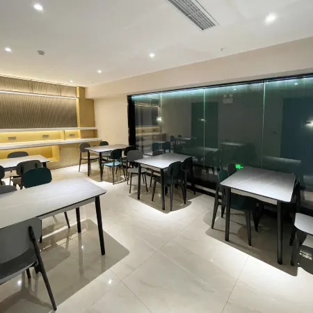 M·Qingju Hotel (Taiyuan Liuxiang Wanda Plaza) Отели рядом с достопримечательностью «Бассейн Черный Дракон»