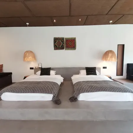 Qinyuan old locust tree home stay