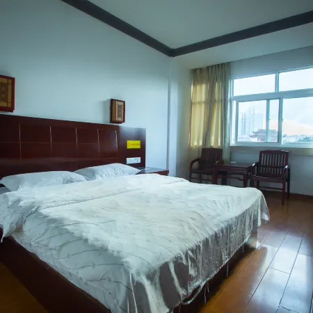 Longling Hongyan Hotel