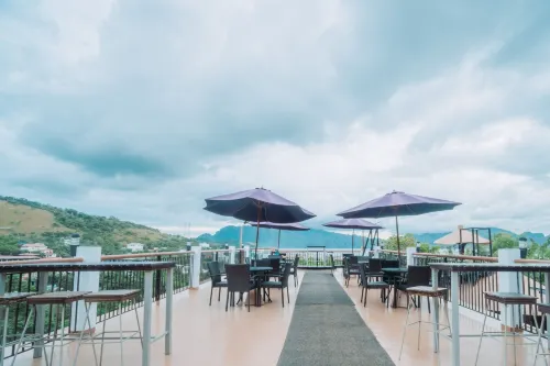 Skylodge Resort