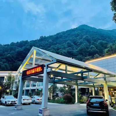 Zhejiang Provincial Federation of Trade Unions Shuanglong Workers Sanatorium Hotels near Shuanglong Cave