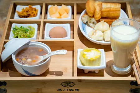 Mingmen Lakeview hotel Отели рядом с достопримечательностью «Nine Tower &Twelve Walled»