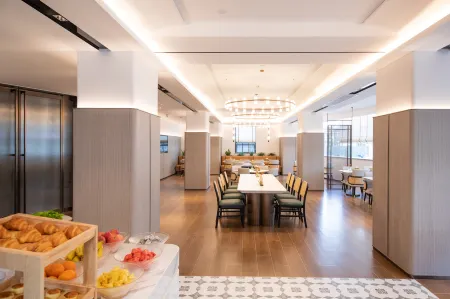 Atour Hotel, North Square, Kunming Railway Station Отели рядом с достопримечательностью «Wangfujing Department Store»