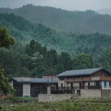 The village head Fang Ruogu mountain house