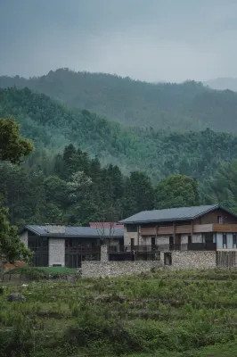 The village head Fang Ruogu mountain house