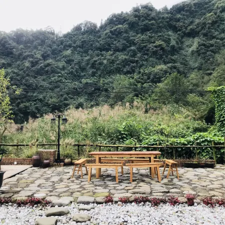 Huajian·Yuanshan Guesthouse Отели рядом с достопримечательностью «Снежная гора Киллинг»