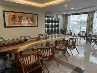 ZHONG HUA  HOTEL Các khách sạn gần Cửa hàng Heo đất Handmade