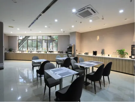 Intercity YiLin Hotel (Guangzhou Baiyun Station International Unit Branch) Отели рядом с достопримечательностью «Guangdong University of Foreign Studies and Foreign Trade»