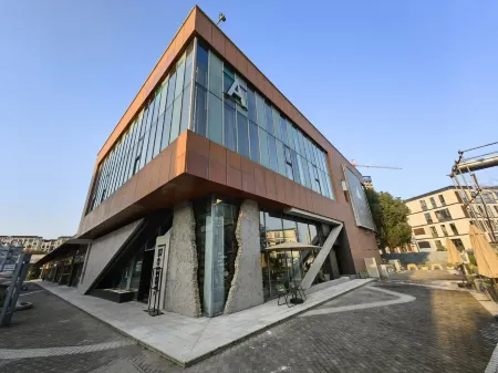 Z City Luxury Hotel Отели рядом с достопримечательностью «Qiucheng City Ruins»