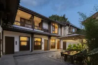 雲祿·喜居|RejoiceGardenhotel既見設計美宿（麗江古城四方街店） 麗江師範高等專科學校-教學樓附近的飯店