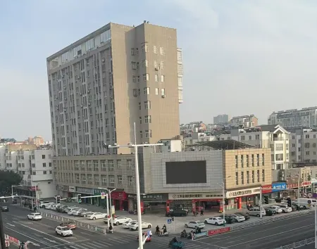 Home Inn Baiyun Hotel (Jinhu Suning Yigou Plaza Branch) Отели в г. Цзиньху