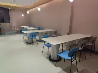 โรงแรมโฮมอินน์ (ห้างสรรพสินค้าช้อปปิ้งพลาซ่าโลกสีสัน หลี่ซิน) - พร้อมอาหารเช้า