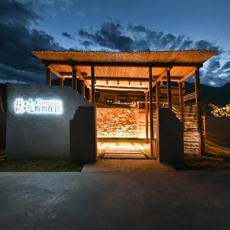 Alpenglow Resort Manor, Danba