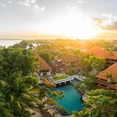 Puri Santrian Hoteles cerca de Playa Semawang