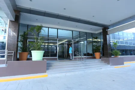 Alicia Apartelle Отели рядом с достопримечательностью «Calyx Residences»