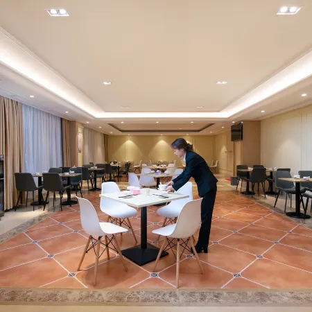 Vienna International Hotel (Liling Lujiang New City, High-speed Railway Station)