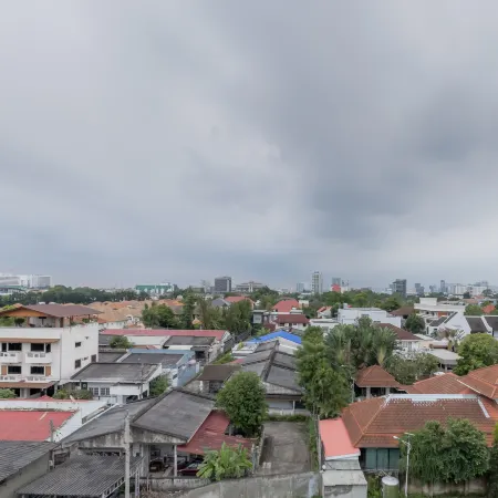 Rumluek Bangkok Отели рядом с достопримечательностью «Школа Саравиттая»