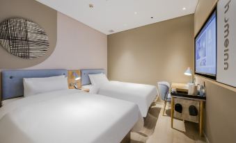 A modern bedroom with two double beds and a large table in the center for two people at Neo Shanghai Nanjing Road Pedestrian Street Huanghe Road Store