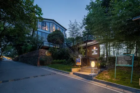 Floral Hotel · Luxury Designer Art Hotel (Nanjing Ginkgo Lake Shop) Отели рядом с достопримечательностью «Datangjin Herb Valley»